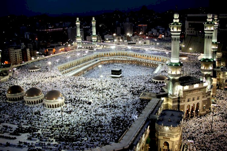 Muslims Navigate The Qibla Since Sun Directly Hovers Holy Kaaba Today